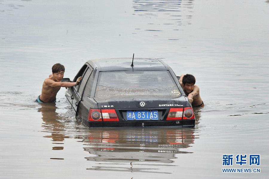 长沙暴雨袭城致内涝 车主花3000元拖车