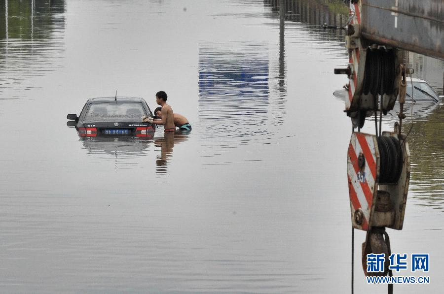 长沙暴雨袭城致内涝 车主花3000元拖车
