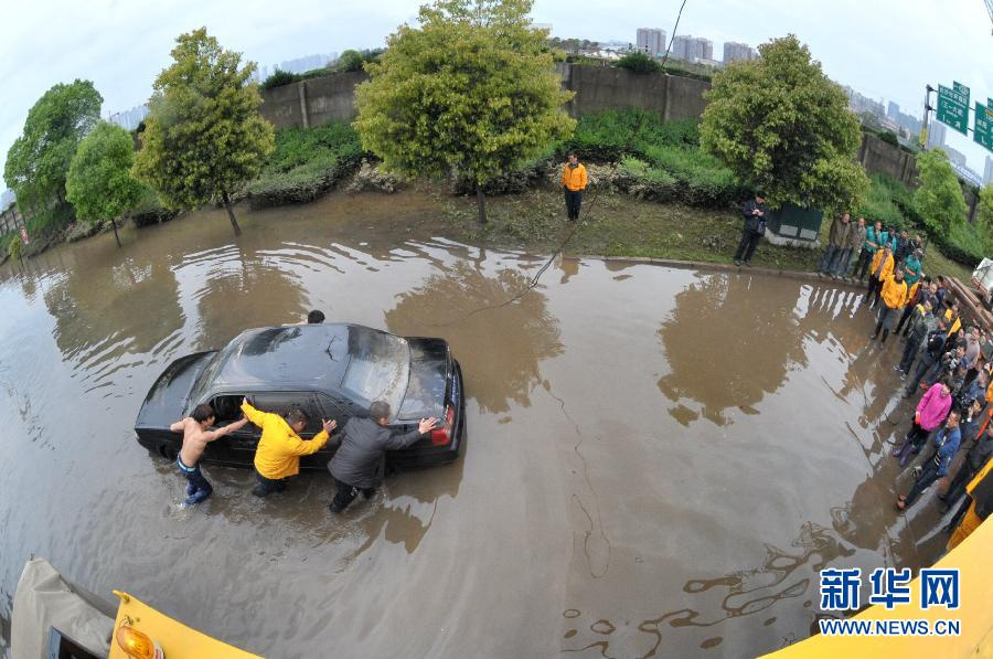 长沙暴雨袭城致内涝 车主花3000元拖车