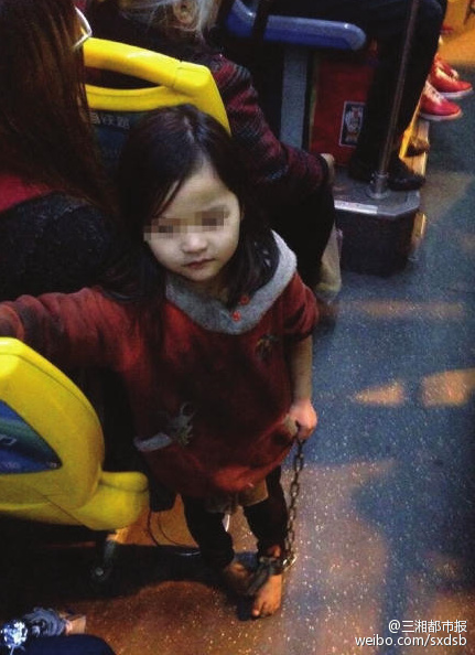 长沙女孩手拿铁链乘公交视频曝光 引网友关心