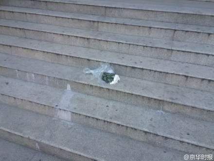 人民大学一男生从8层宿舍楼厕所跳下当场死亡