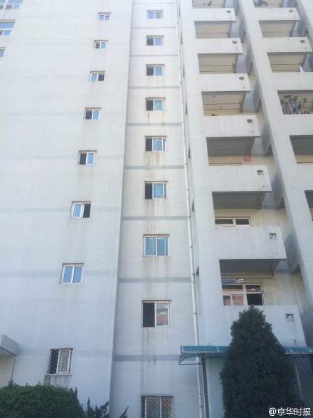 人民大学一男生从8层宿舍楼厕所跳下当场死亡