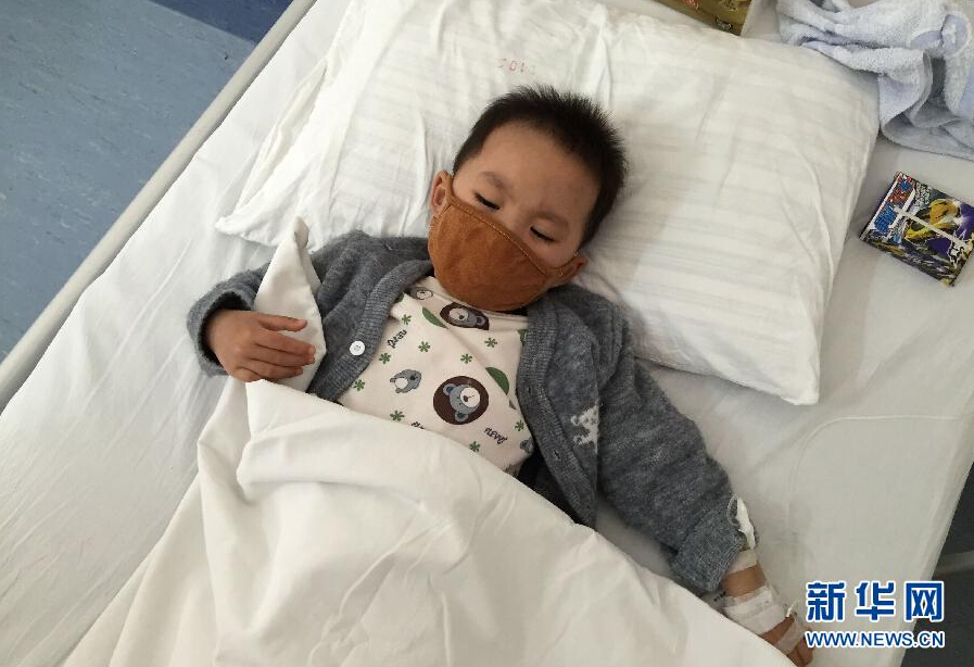 广西17岁少年辍学打工救弟 希望弟弟能早日康复