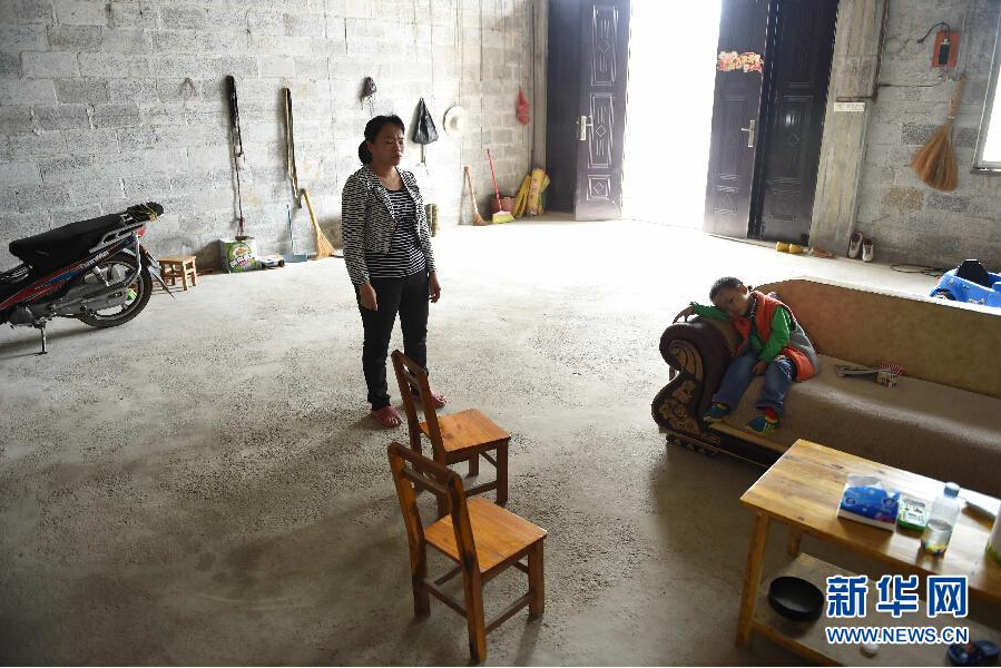 广西17岁少年辍学打工救弟 希望弟弟能早日康复