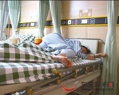 陈老师躺在病床上休养。 （记者 沈十全 摄）