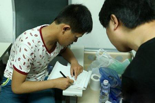 初中男生喝水变哑堪比后宫剧 史上5大经典恶作剧盘点