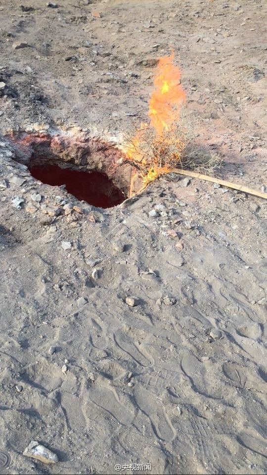 乌鲁木齐一工地现“火山口”洞口温度近800度