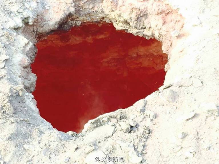 乌鲁木齐一工地现“火山口”洞口温度近800度