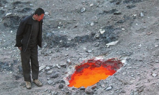 乌鲁木齐一工地现“火山口”洞口温度近800度