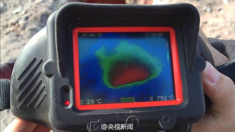乌鲁木齐一工地现“火山口”洞口温度近800度