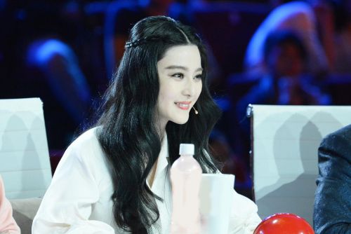 山东“奇葩仙女”王守英亮相央视 范冰冰邀其共赴巴黎