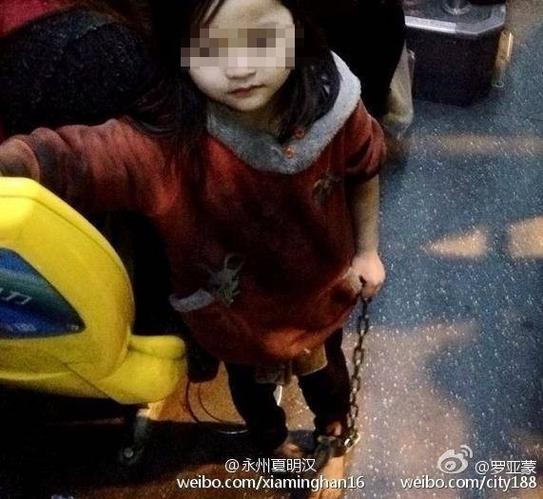 网曝小女孩光着脚手拿铁链乘公交 虐童？网友报警【组图】