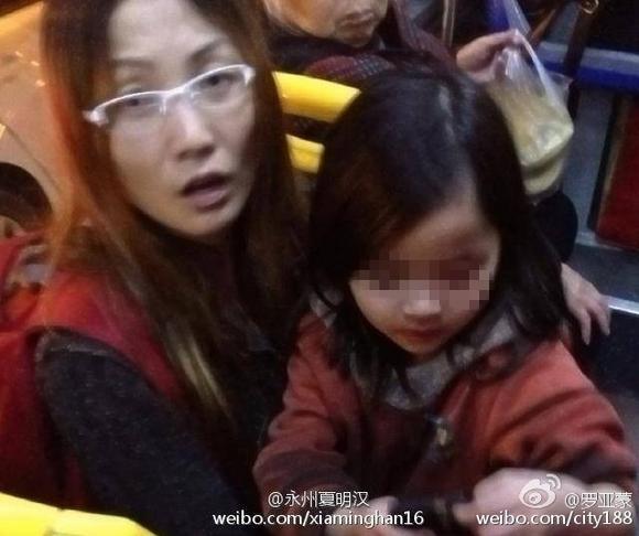 网曝小女孩光着脚手拿铁链乘公交 虐童？网友报警【组图】