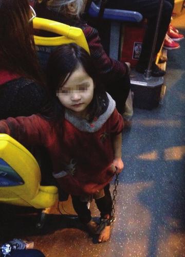 网曝小女孩光着脚手拿铁链乘公交 虐童？网友报警【组图】