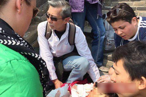 外籍女撞死中国老人 因爬长城兴奋过急速下楼梯撞死中国老人