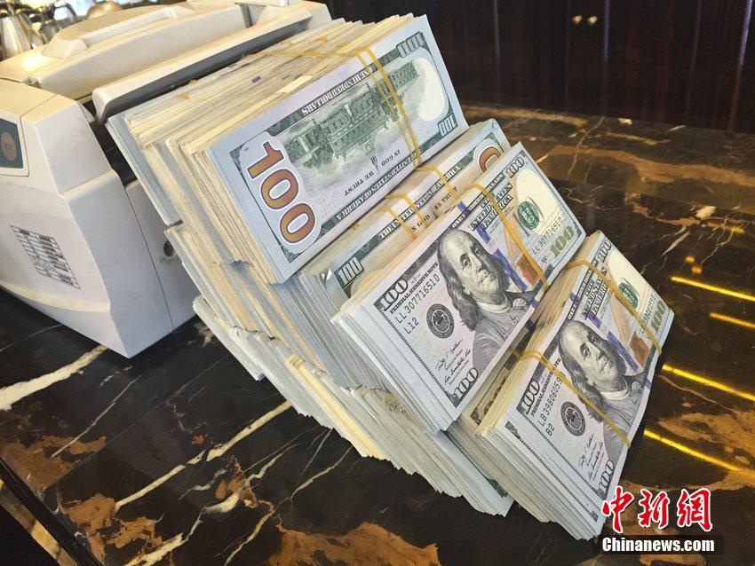 杭州土豪捧33万美金现钞定豪宅 点钞机点半小时