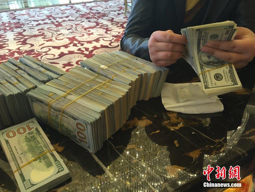 杭州土豪捧33万美金现钞定豪宅 点钞机点半小时