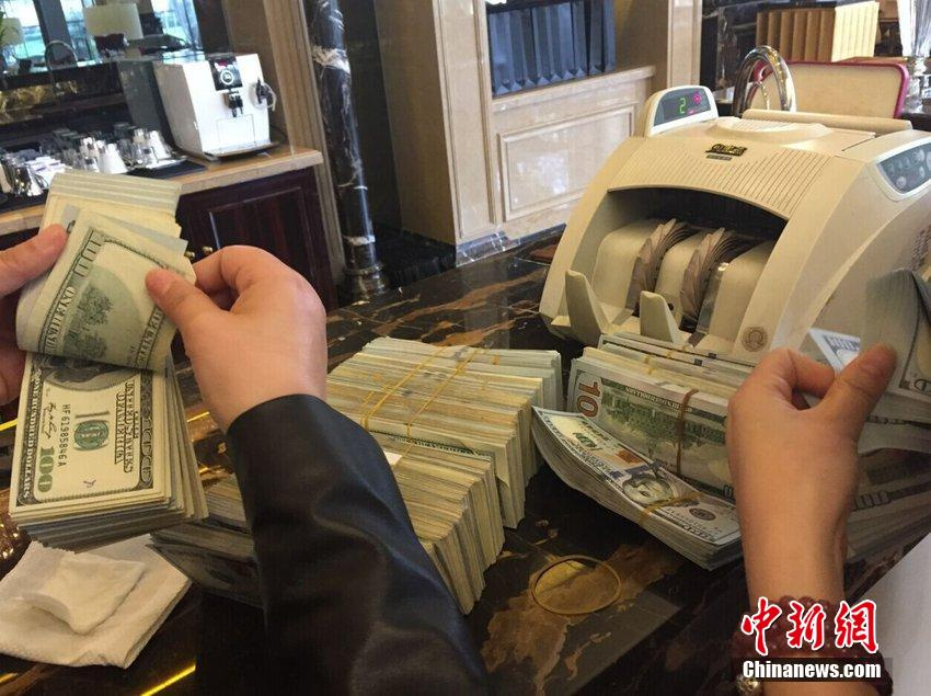 杭州土豪捧33万美金现钞定豪宅 点钞机点半小时
