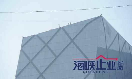 央视大楼洗澡花费50万壮观一幕现场实拍 网友调侃死要面子