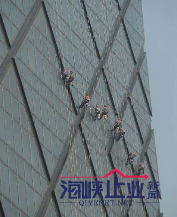 央视大楼洗澡花费50万壮观一幕现场实拍 网友调侃死要面子