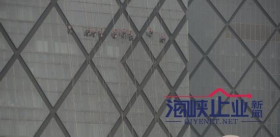 央视大楼洗澡花费50万壮观一幕现场实拍 网友调侃死要面子