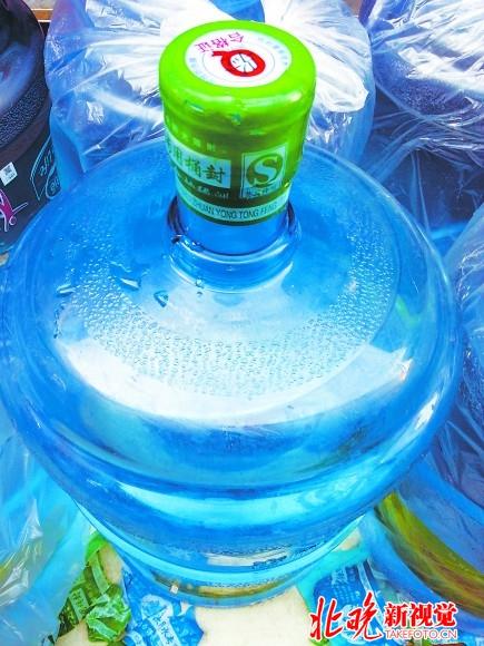 北京桶装水站被曝四成不正规 日产10万假水流入百姓家
