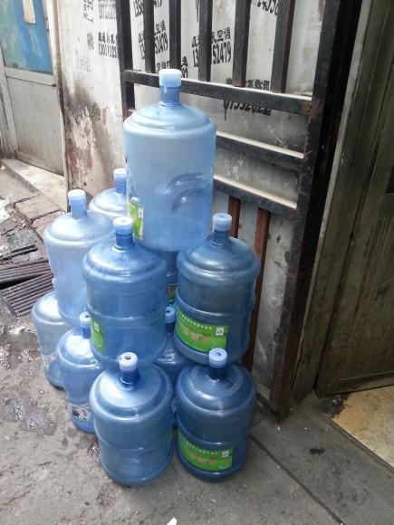 北京桶装水站被曝四成不正规 日产10万假水流入百姓家