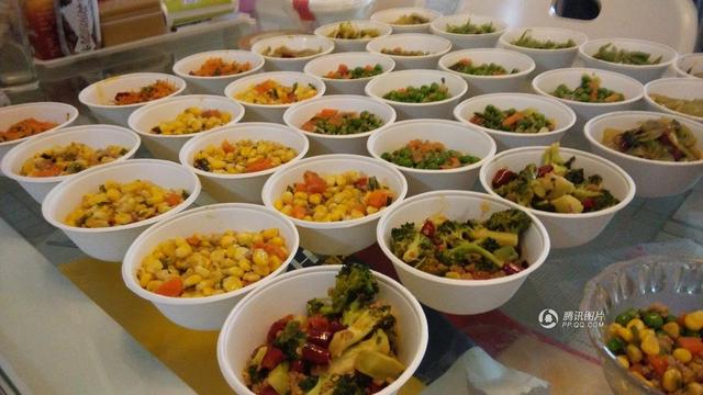 军人归队前为妻子准备整年食物：吃完我就回来了