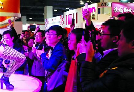 昨日是成人展开展首日，观众多为年轻人。　/晨报记者　殷立勤