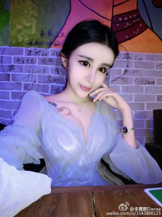 15岁少女疑为情整容，网友惊叹画面实在太美，不敢看。