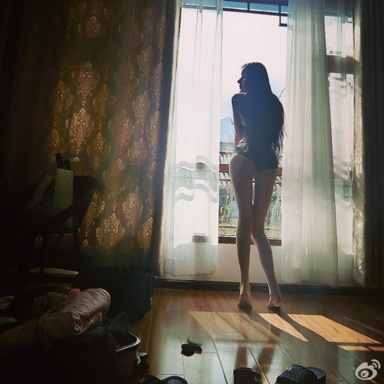 15岁少女疑为情整容，网友惊叹画面实在太美，不敢看。