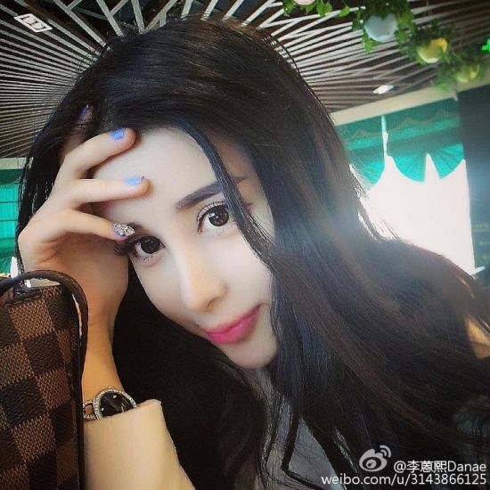 15岁少女疑为情整容，网友惊叹画面实在太美，不敢看。