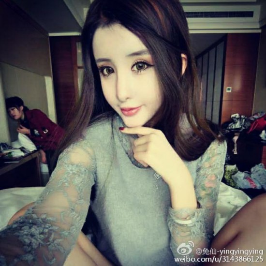 15岁少女疑为情整容，网友惊叹画面实在太美，不敢看。