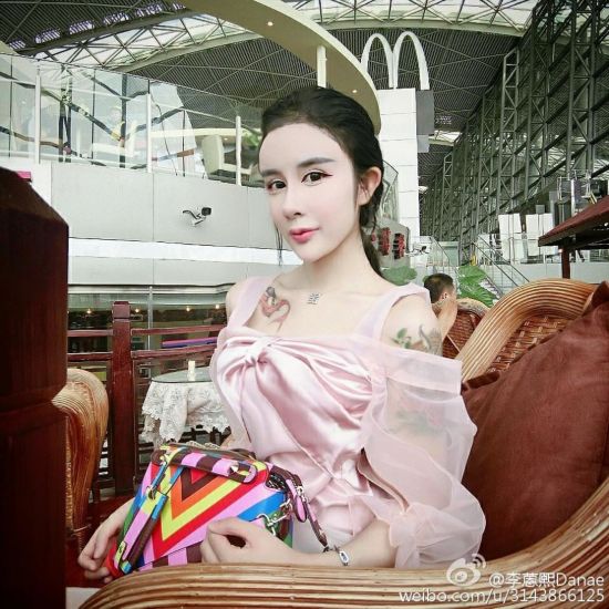 15岁少女疑为情整容，网友惊叹画面实在太美，不敢看。