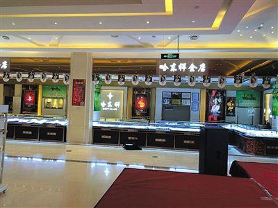 昨日，哈尔滨国际饭店购物广场一楼，发生盗窃案的哈东祥加盟金店。