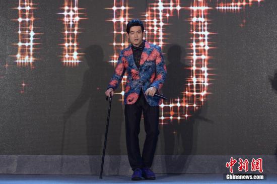 周杰伦曝自己与死神擦肩而过 险被航班机削头