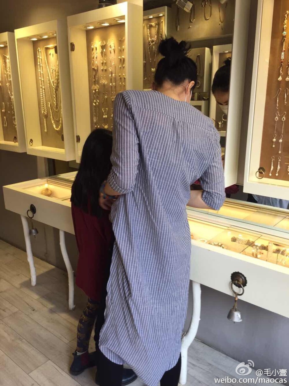 王菲带小女儿李嫣现身大理低调逛街 腹部平坦疑真空上阵