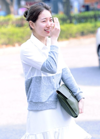 李敏镐女友秀智素颜出街 皮肤水灵遮脸显娇羞