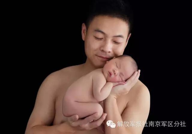 驻藏军人父亲为儿子拍照 满满的父爱让人感动