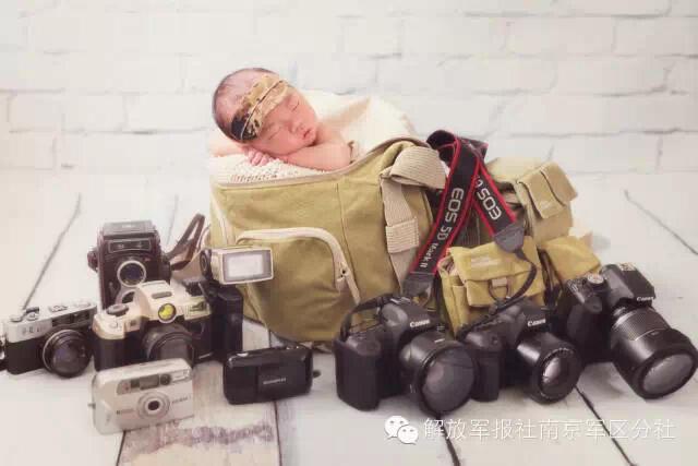 驻藏军人父亲为儿子拍照 满满的父爱让人感动
