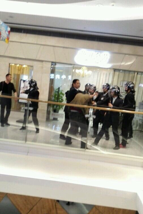 洛阳一商场保安殴打商户 传商户跟商场因为租赁起纠纷
