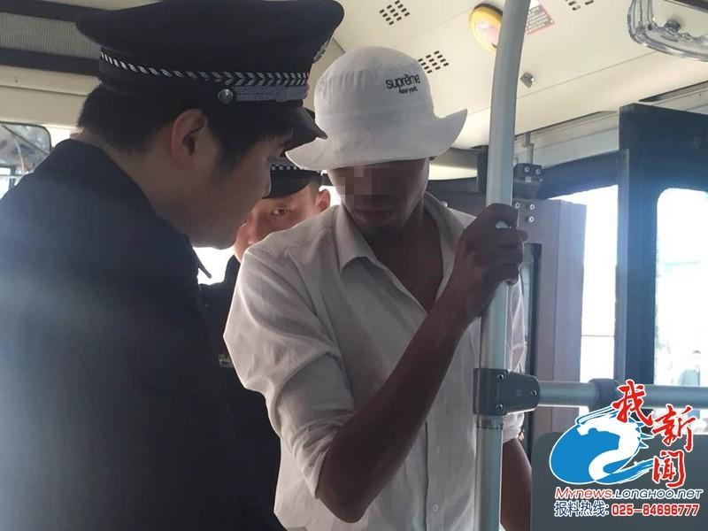老外公交车上撒尿 南京街头上演奇葩闹剧涉事男子被带走调查