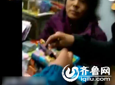 潍坊小学附近出售电子香烟 学生吸了称很刺激