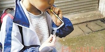 潍坊小学附近出售电子香烟 学生吸了称很刺激