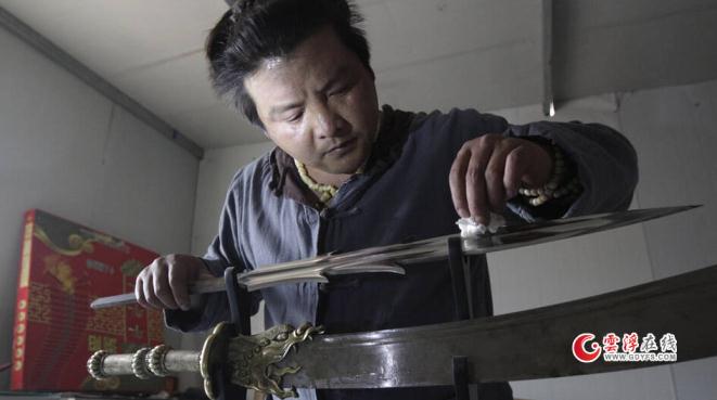 男子弃国企荒野铸剑 梦想复原汉剑传承祖辈手艺