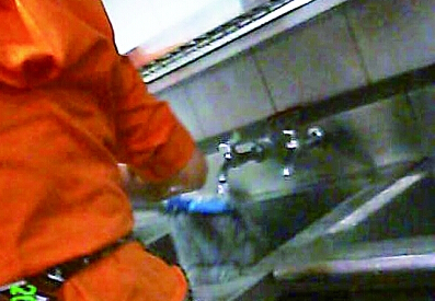 比格披萨被曝后厨肮脏 洗餐具水池洗垃圾桶墩布