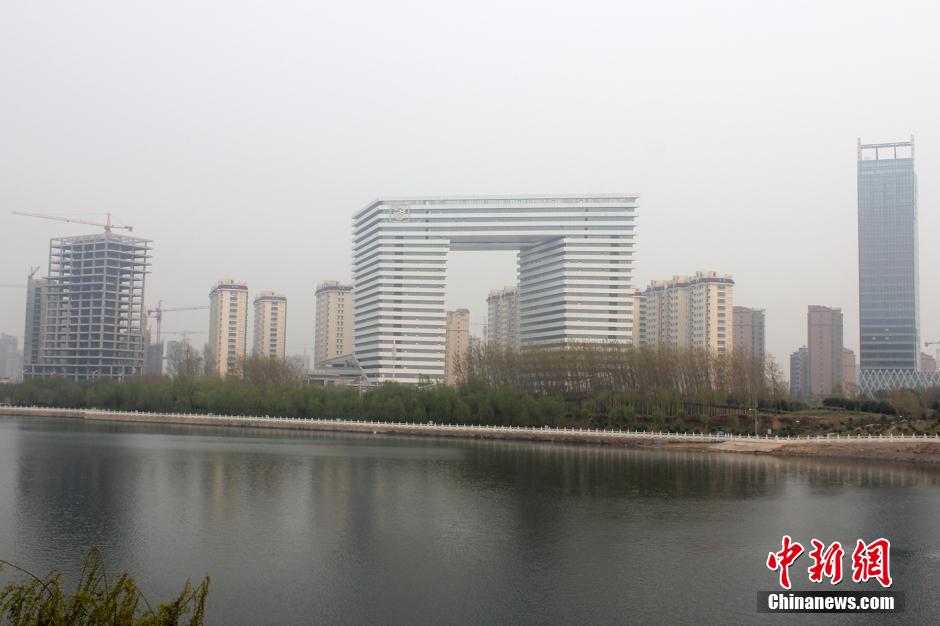 河南“板凳大楼”跨路而建