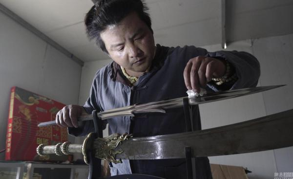 河南男子弃国企荒野铸剑 为铸剑特意拜访了龙泉宝剑掌门人
