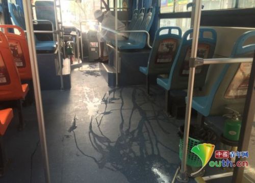 南京一名老外公交车上撒尿司机报警救助 调查：小伙喝多了