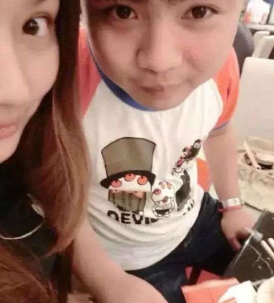 广东一名男子怕女友被抢 从100斤养到180斤 美食街向女神求婚成功